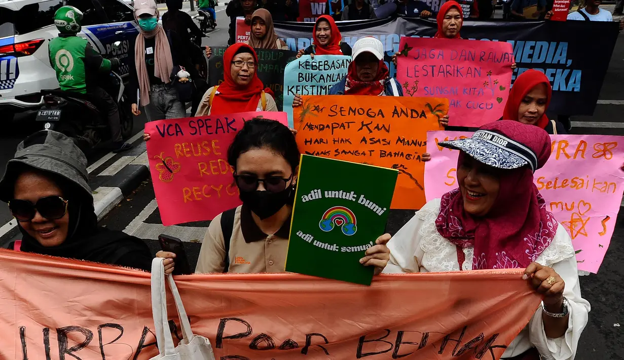 Mereka berjalan kaki sambil berorasi dan membawa sejumlah pamflet yang berisi kritik terhadap isu HAM di Indonesia. (merdeka.com/Arie Basuki)