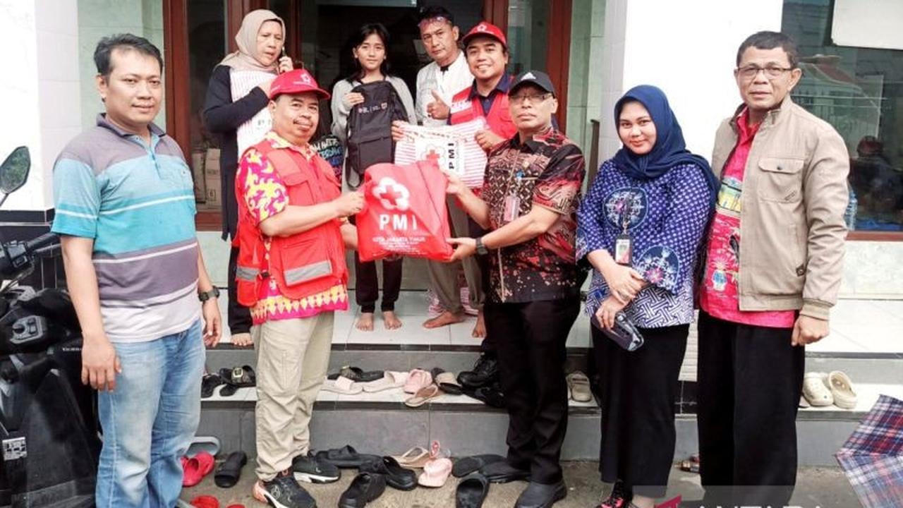 PMI Jaktim Salurkan Bantuan Darurat untuk Penyintas Kebakaran Cakung Timur