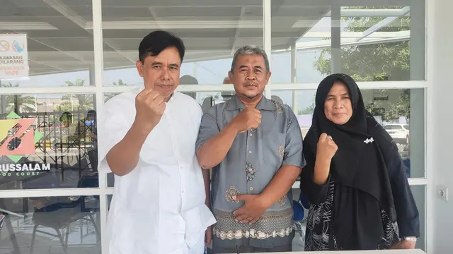Ilis Siti Rahmah bersama pengacaranya.