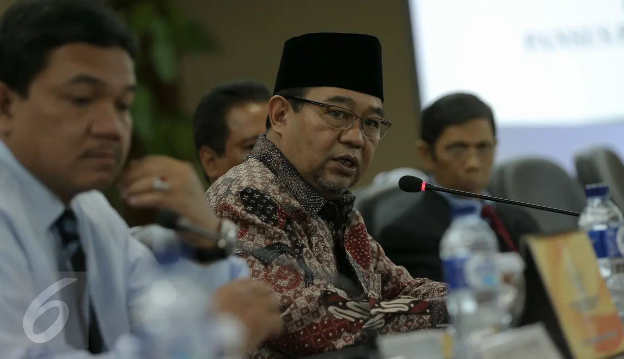 Ketua BPK RI Harry Azhar Aziz saat menerima kunjungan pansus angket Pelindo II DPR RI di ruang rapat Gedung BPK, Jakarta, Senin (16/11). Pansus DPR RI meminta BPK mengaudit investigasi Pelindo II. (Liputan6.com/Faizal Fanani)