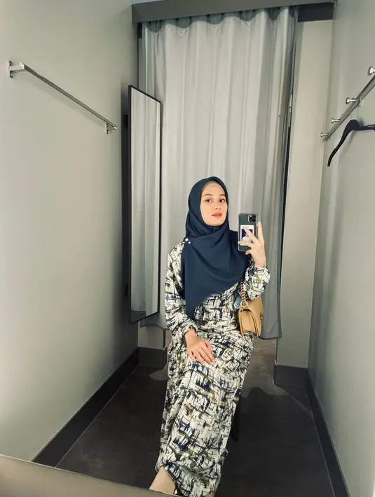 Berserah kepada Tuhan, namun Dinda ingin anak pertamanya nanti berjenis kelamin laki-laki. Alasannya, agar sang anak bisa menjaga adik-adiknya nanti. (Instagram/dindahw)