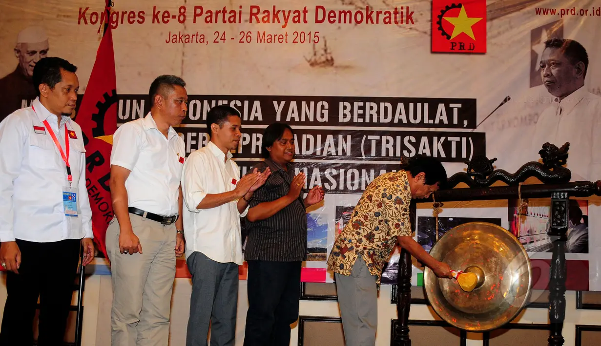 Mantan aktivis Malari, Hariman Siregar membuka Kongres PRD ke-8 di Hotel Acacia, Jakarta, Selasa (24/3/2015). Pada kongres kali ini, PRD akan berjuang untuk menjadi salah satu kontestan dalam Pemilu 2019 nanti.(Liputan6.com/Yoppy Renato)