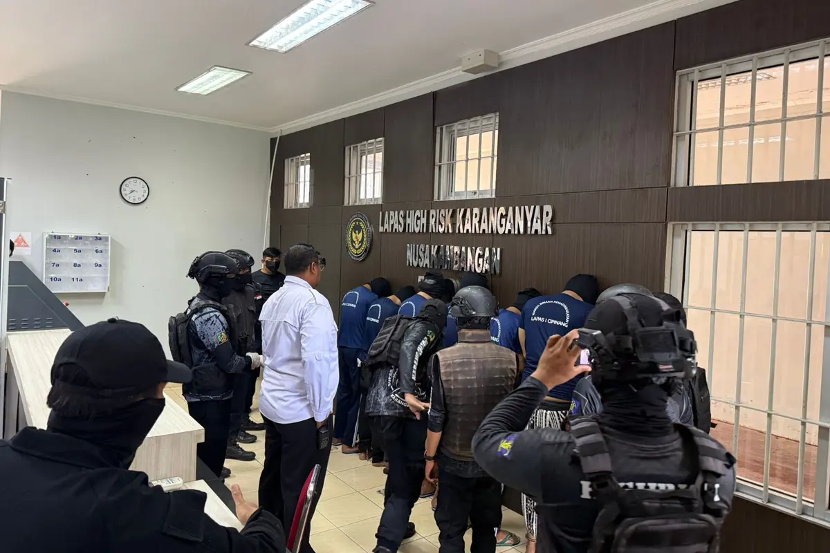 Direktorat Jenderal Pemasyarakatan memindahkan enam warga binaan high risk, Ammar Zoni dkk ke Nusakambangan.