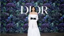 Laetitia Casta tampil ala bohemian dengan koleksi dior Cruise 2023 disertai lace cotton dress. Ia juga menambahkan aksen belt dan sepatu bernuansa hitam, dari Dior. (Foto: Dior/ Dok.)