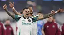 Pemain Newcastle, Bruno Guimaraes merayakan kemenangan timnya atas West Ham dalam laga lanjutan Liga Inggris 2024/2025 di London Stadium, London, Inggris, Selasa (11/03/2025) dini hari WIB. (AP Photo/PA/Zac Goodwin)