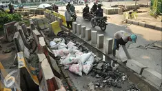 Suasana pengerjaan proyek trotoar untuk penyandang disabilitas di Tanah Abang, Jakarta, Senin (18/7). Fungsi utama trotoar adalah memberikan rasa aman dan nyaman kepada pejalan kaki. (Liputan6.com/Gempur M Surya)