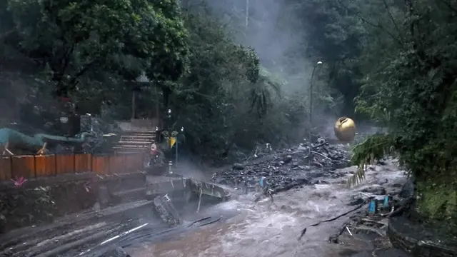 Banjir Bandang Terjang Wisata Air Panas Guci Tegal