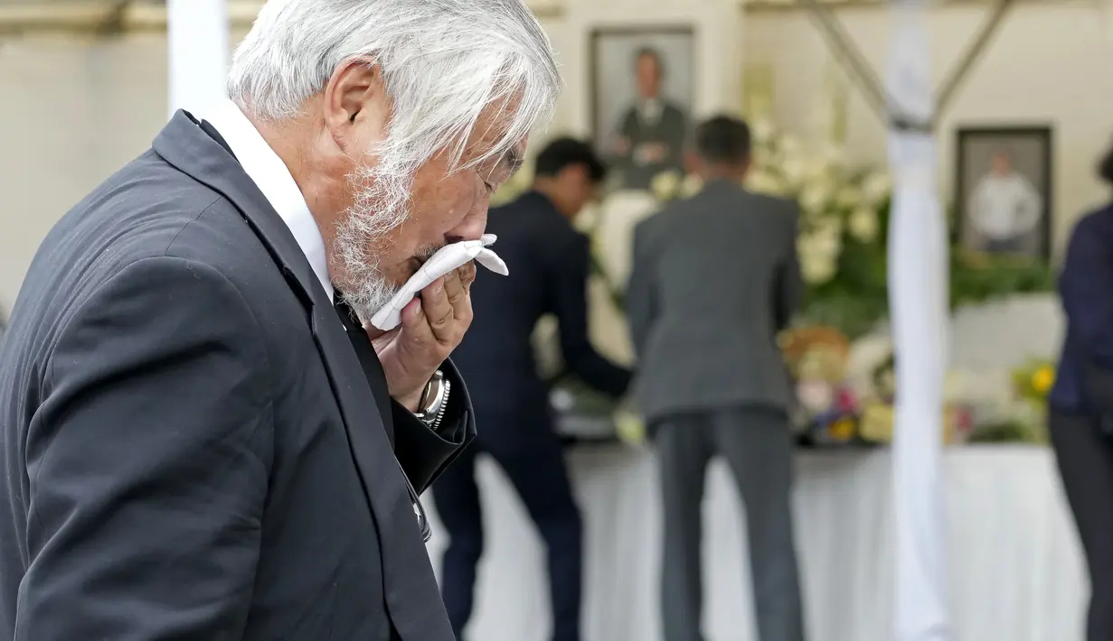 Tidak lama setelah peristiwa penembakan, petugas berhasil menangkap pelaku di lokasi kejadian, seorang pria bersenjata bernama Tetsuya Yamagami (41) yang tinggal di Nara, Jepang. (AP Photo/Shuji Kajiyama)