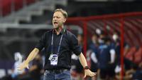 Pelatih Thailand Alexandre Polking saat pertandingan leg kedua semifinal Piala AFF 2020 antara melawan Vietnam di Singapura, Minggu, 26 Desember 2021. (AP Photo/Suhaimi Abdullah)