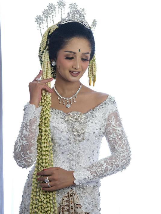Pernikahan Damar dan Sehnaz pun digelar dalam adat Jawa. Sehnaz Nur Nabiila tampil cantik dalam balutan kebaya warna putih. (FOTO: instagram.com/sehnaznabillla/)