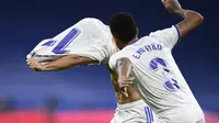 Gelandang Real Madrid, Marco Asensio, melepas jersey usai mencetak gol ke gawang Granada pada laga lanjutan Liga Italia 2021/2022 di Santiago Bernabeu, Senin (7/2/2022). (AFP/Oscar del Pozo)