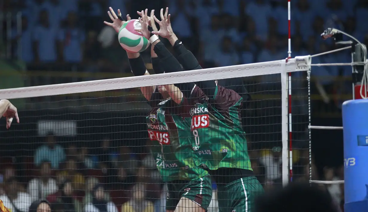 Dua Pemain Tim Voli Putri Petrokimia Gresik Pupuk Indonesia, Shella Bernadetha Onnan (kiri) dan Putri Nur Hidayati Agustin berusaha melakukan blok saat menghadapi TNI AU pada laga grand final Livoli Divisi Utama 2023 di di GOR Joyoboyo, Kediri, Sabtu (9/12/2023) malam WIB. Petrokimia Gresik Pupuk Indonesia menang 3-0 (25-21, 25-23, 25-16). (PBVSI)