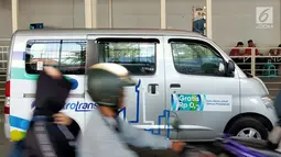Angkutan umum (angkot) Jak Lingko yang dilengkapi pendingin (AC) menunggu penumpang di depan Stasiun Tanah Abang, Jakarta, Jumat (12/7/2019). Sebanyak lima armada Jak Lingko ber-AC mulai diuji coba sejak 1 Juli  untuk mengangkut penumpang dari Tanah Abang ke Kota. (Liputan6.com/Immanuel Antonius)