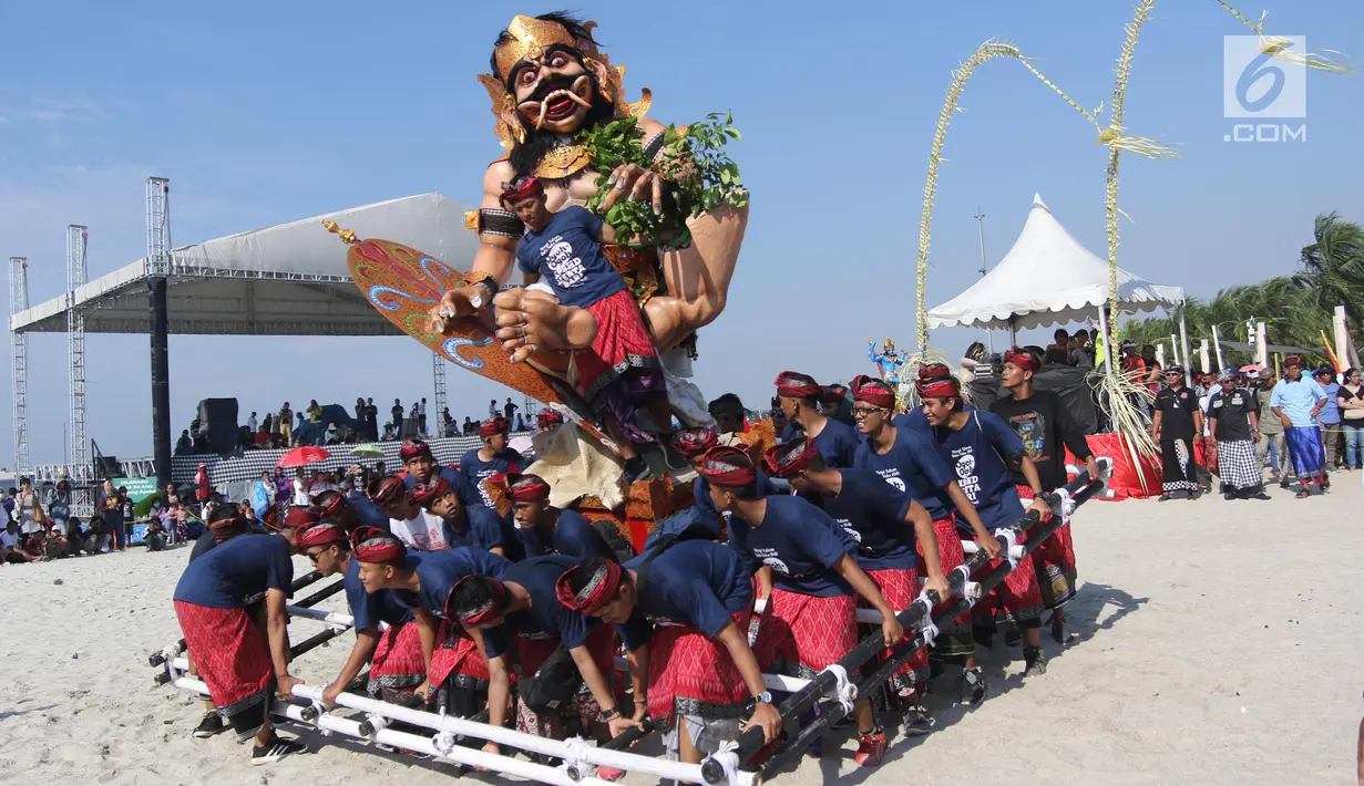 Peserta mengarak ogoh-ogoh dalam Festival Ogoh-Ogoh di Pantai Lagoon Ancol, Jakarta, Minggu (18/3). Festival Ogoh-ogoh dimulai dari titik kuburan Belanda hingga sebelum bundaran Pintu Timur Gerbang Ancol (Liputan6.com/Arya Manggala)