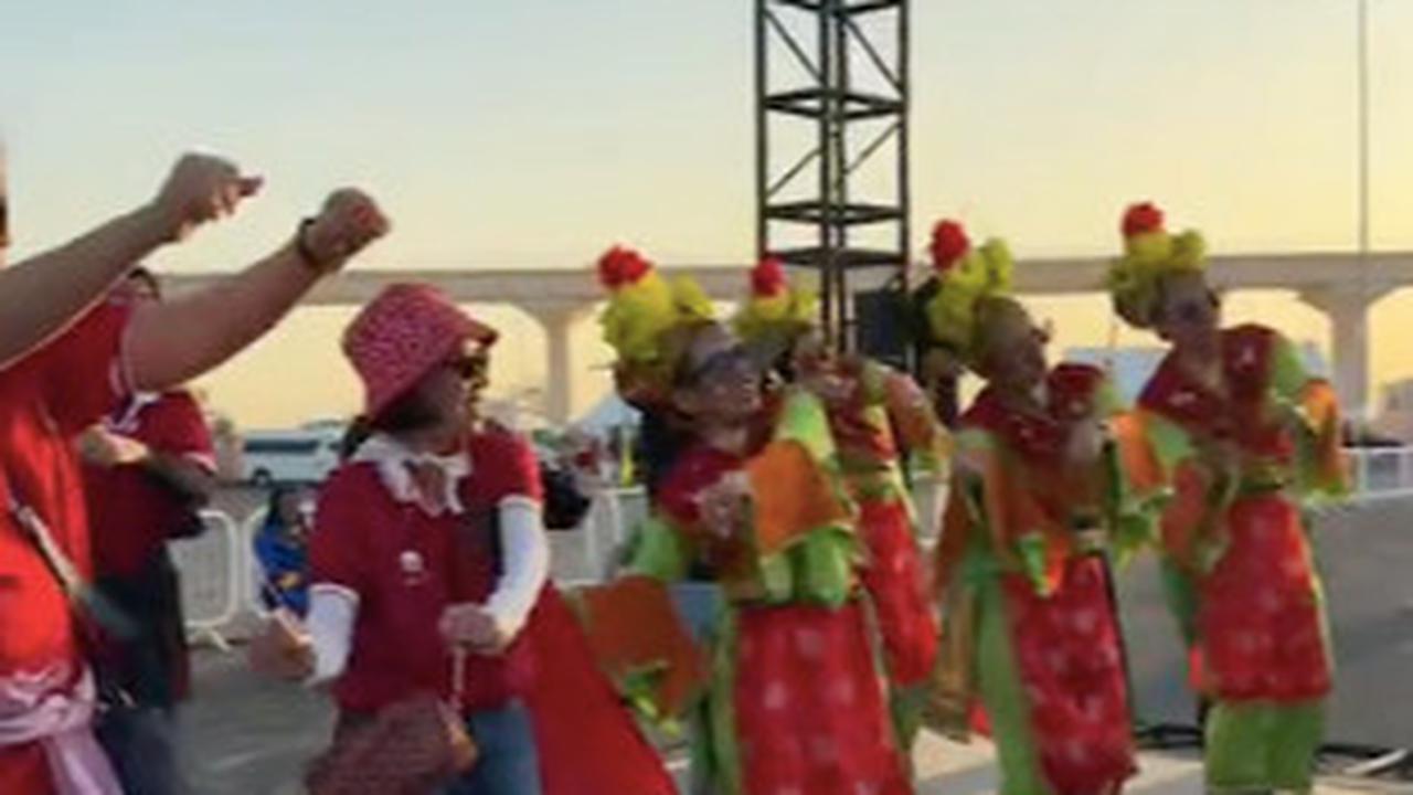 Sebelum Tanding, Suporter Timnas Indonesia Dangdutan di Depan Stadion Qatar, Joget Pakai Lagu Rungkad