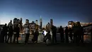 Sejumlah warga menikmati taman Brooklyn setelah matahari terbenam pada hari di mana suhu mencapai mendekati 70 derajat di New York City (21/2). (AFP Photo/Spencer Platt)