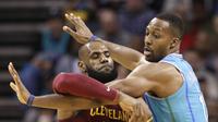 Bintang Cleveland Cavaliers LeBron James (kiri) berjibaku dengan center Charlotte Hornets Dwight Howard pada lanjutan NBA di Spectrum Center, Rabu (15/11/2017) atau Kamis (16/11/2017) WIB. (AP Photo/Chuck Burton)