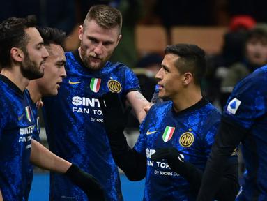 Inter Milan berhasil memutus dominasi Juventus sebagai penguasa Liga Italia pada musim 2020/2021 dengan merebut Scudetto. Pada musim tersebut, Inter diperkuat oleh Alexis Sanchez yang didatangkan secara gratis dari Manchester United yang mempunyai andil besar dalam raihan Scudetto tersebut. Dalam 3 musim terakhir, tercatat ada 5 pemain gratisan yang didatangkan Inter Milan, termasuk dua pemain yang didatangkan menjelang bergulirnya musim 2022/2023. Berikut daftar lengkapnya. (AFP/Miguel Medina)