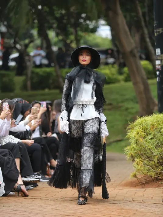 Model memamerkan busana koleksi Asmara by Barli Asmara di Taman Ayodya, Kebayoran Baru, Jakarta Selatan, pada Rabu (20/11/2019). (Adrian Putra/Fimela.com)