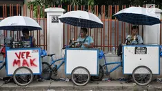 Tiga penjahit keliling menunggu pelanggan, Jakarta, Kamis (22/6). Jelang lebaran, penjahit keliling mulai banyak menerima orderan warga untuk sekedar memotong atau mengecilkan pakaian. (Liputan6.com/Yoppy Renato)