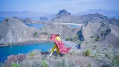 Berlibur ke Labuan Bajo, Syahrini pun menjadikan Pulau Padar sebagai salah satu destinasi wajib. Nampak pemandangan indah pulau padar menjadi background foto bagi pelantun tembang Kau Yang Memilih Aku. (Liputan6.com/IG/princessyahrini)