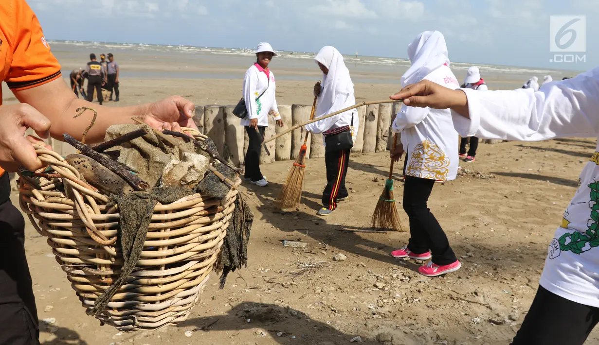 Masyarakat bersama pelajar dan TNI-Polri melakukan bersih-bersih sampah di Pantai Lamaru, Balikpapan, Kalimantan Timur, Selasa (23/7/2019). Pertamina dan Bhayangkari mengajak masyarakat Balikpapan untuk peduli lingkungan agar tidak membuang sampah sembarangan. (Liputan6.com/Angga Yuniar)