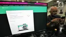 Warga mencoba mengakses aplikasi Whatsapp di Jakarta, Selasa (25/10). Platform pesan instan WhatsApp dilaporkan error, Selasa (25/10/2022) siang. Tak hanya di Indonesia, WhatsApp juga dilaporkan down di sejumlah negara. (Liputan6.com/Angga Yuniar)
