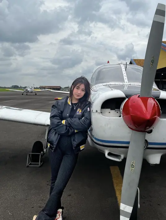 Tampil dengan gaya khasnya, Abigail memiliki darah blasteran Indonesia dan Britania Raya. [Foto: Instagram/ AbigailMchel]