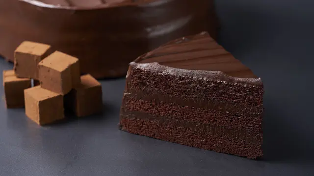 Cake berlapis dark chocolate dan krim, dengan rasa yang tak terlalu manis ini langsung menjadi favorit/awfullychocolate.com