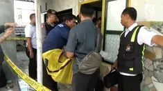 Seorang sopir taksi online tewas dikeroyok setelah berebut wanita dengan pria lain. Mayat korban ditemukan di kosannya sendiri.