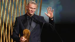 Erling Haaland memenangkan Trofi Gerd Muller pada upacara Ballon d'Or 2023 setelah membawa Manchester City meraih treble di 2022/2023. (AP Photo/Michel Euler)
