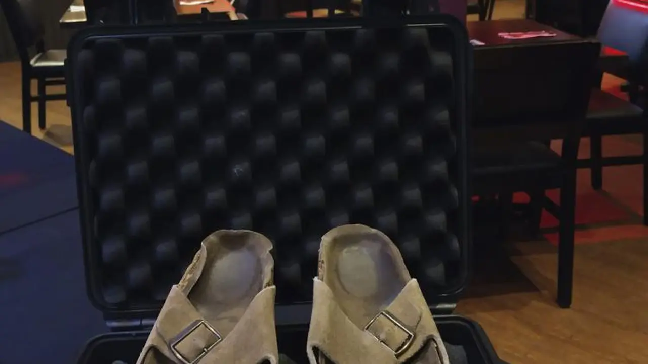 Potret sandal Steve Jobs yang dilelang seharga Rp3.3 miliar. (Dok. Julien's Auctions via AP Photo)