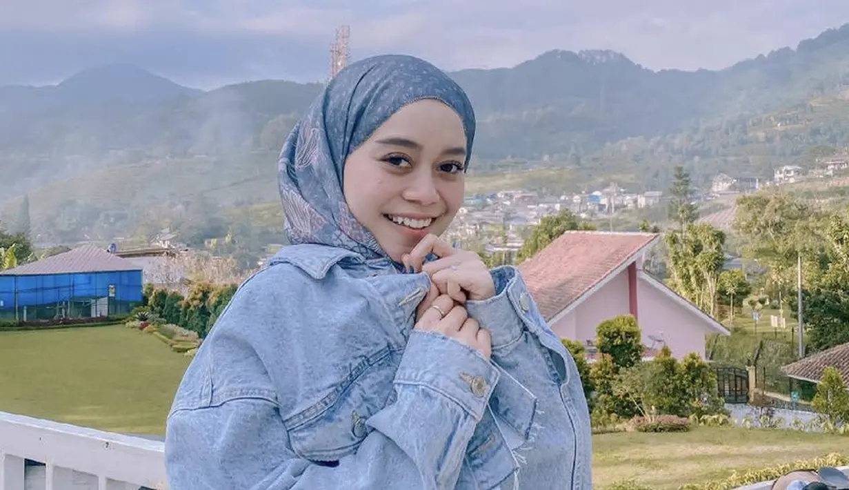 Hingga bertemu dengan jodohnya, Rizky Billar, Lesti semakin glowing meski tanpa polesan makeup yang berlebihan di wajahnya. @lestykejora