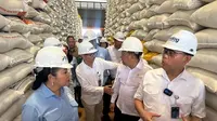 Ketua Komisi IV DPR RI Titiek Soeharto mengecek stok beras Bulog di Kompleks Pergudangan Panaikang, Kota Makassar, Sulawesi Selatan. (Dok Bulog)&nbsp;&nbsp;