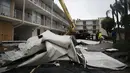  Atap Outrigger Resort ambruk akibat badai di Pantai Fort Myers, Florida, Senin (31/7). Badai Tropis Emily menghantam semenanjung Florida dan menyebabkan hujan lebat. (The News-Press via AP/Andrew West)