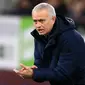 Pelatih, Tottenham, Jose Mourinho, memberikan semangat kepada pemainnya saat pertandingan Tottenham melawan Burnley di laga Premier League (7/3/2020) lalu. (AFP/Lindsey Parnaby)