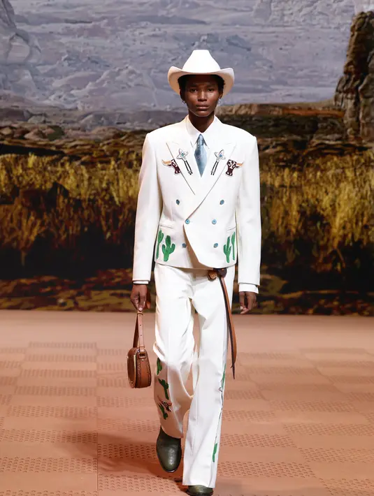 Dari ide hingga eksekusi, pakaian disusun dalam ekosistem kreativitas yang tercermin dalam pakaian pokok yang paling kita kenal. Setiap pakaian dan aksesori mewujudkan penyerbukan silang antara pikiran dan keterampilan. [Foto: Document/Louis Vuitton]