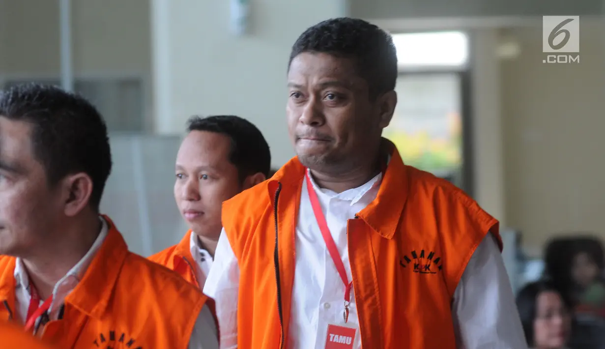 Ekspresi Bupati Buton Selatan nonaktif Agus Feisal Hidayat (kanan) saat tiba di Gedung KPK, Jakarta, Jumat (22/6). KPK menahan Agus Feisal karena diduga menerima suap proyek di wilayah Kabupaten Buton Selatan. (Merdeka.com/Dwi Narwoko)