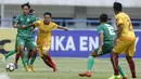 Gelandang Sriwijaya FC, Syahrian Abimanyu, berebut bola dengan bek PSMS, Amarzukih, pada laga Piala Presiden di Stadion GBLA, Bandung, Selasa (16/1/2018). Sriwijaya FC menang 2-0 atas PSMS. (Bola.com/M Iqbal Ichsan)