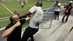 Pelatih tim sepakbola Costa Rica, Paulo Wanchope (kanan) berkelahi dengan petugas keamanan saat pertandingan melawan Panama pada kualifikasi Olimpiade di Maracana Stadium, Panama, Selasa (11/8/2015). (Reuters/Roberto Cisneros-La Prensa)