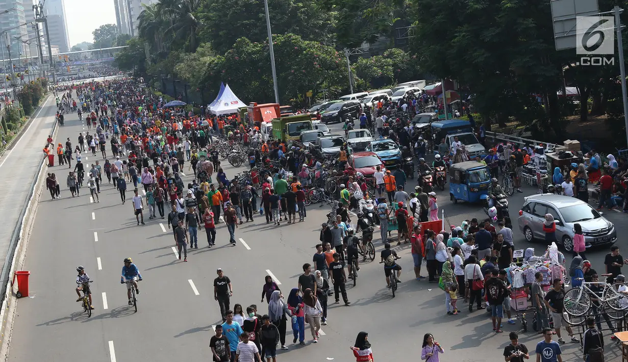 Warga kembali beraktivitas saat car free day (CFD) di Jalan Jenderal Sudirman, Jakarta, Minggu (9/7). Pasca libur lebaran, pelaksanaan CFD Jakarta kembali diberlakukan setiap hari Minggu, mulai pukul 06.00-11.00 WIB. (Liputan6.com/Immanuel Antonius)