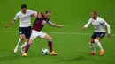 Gelandang Manchester City, Rodrigo berebut bola dengan pemain  Burnley, Ashley Barnes pada laga babak keempat Piala Liga Inggris di Turf Moor, Kamis (1/10/2020) dini hari WIB. Raheem Sterling mencetak dua gol saat Manchester City menang 3-0 atas Burnley. (Paul Ellis/Pool via AP)