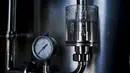 Alkohol terlihat di Mont-Saint-Jean Farm, Waterloo, Belgia, Selasa (7/4/2020). Di tengah pandemi virus corona COVID-19, pabrik sopi dan wiski Mont-Saint-Jean Farm beralih memproduksi alkohol medis. (Kenzo TRIBOUILLARD/AFP)