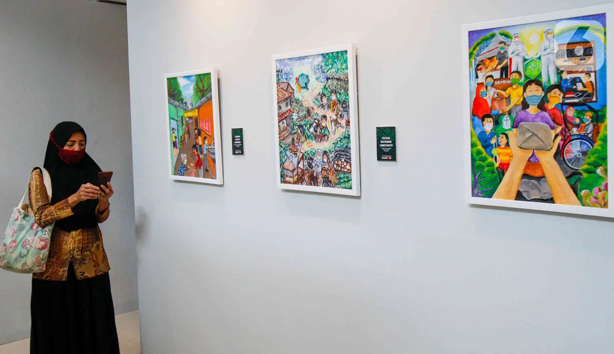 Pengunjung menyaksikan karya lukis yang bertajuk 'Membangun Harmoni' di Museum Basoeki Abdullah, Jakarta, Sabtu (18/12/2021). 'Membangun Harmoni' tersebut merupakan hasil karya lomba dari pelajar di tingkat SD, SMP, hingga SMA. (Liputan6.com/Herman Zakharia)