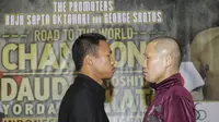 Petinju Indonesia, Daud Yordan dan petinju Jepang, Yoshitaka Kato, menghadiri jumpa pers jelang laga bertajuk "Road To The World Champions" di Senayan, Jakarta, Senin (1/2/2016). (Bola.com/Vitalis Yogi Trisna)