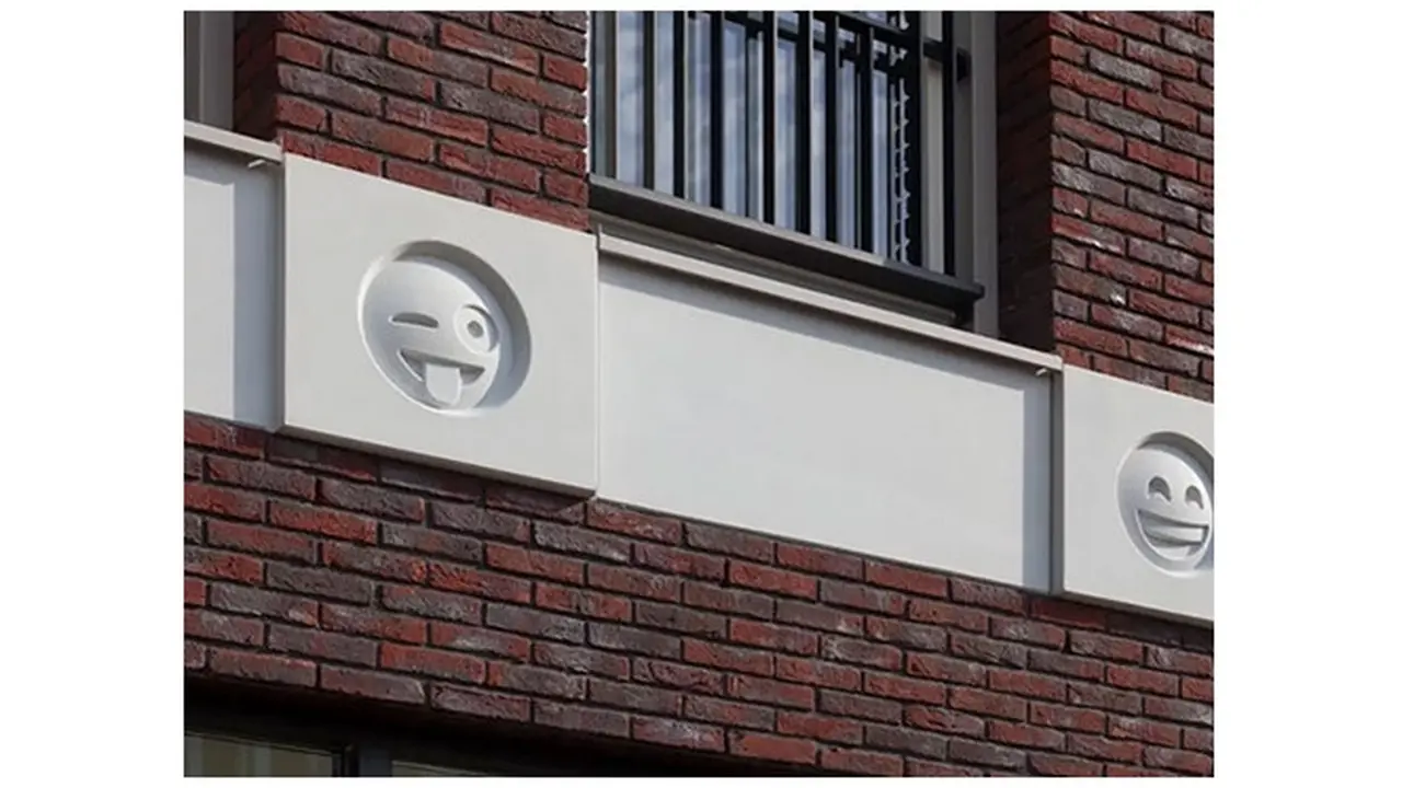 Gedung Apartemen Gunakan 22 Emoji