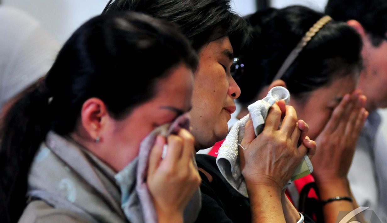Keluarga penumpang AirAsia QZ8501 melakukan doa bersama di Bandara Juanda, Surabaya, Senin (29/12/2014).(Liputan6.com/Johan Tallo)