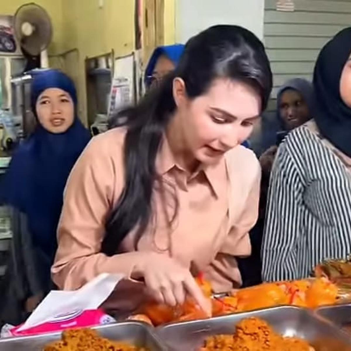 Potret Arumi Bachsin Blusukan ke Pasar Cari Makanan, Senyum Manis saat Diserbu Warga Buat Minta Foto