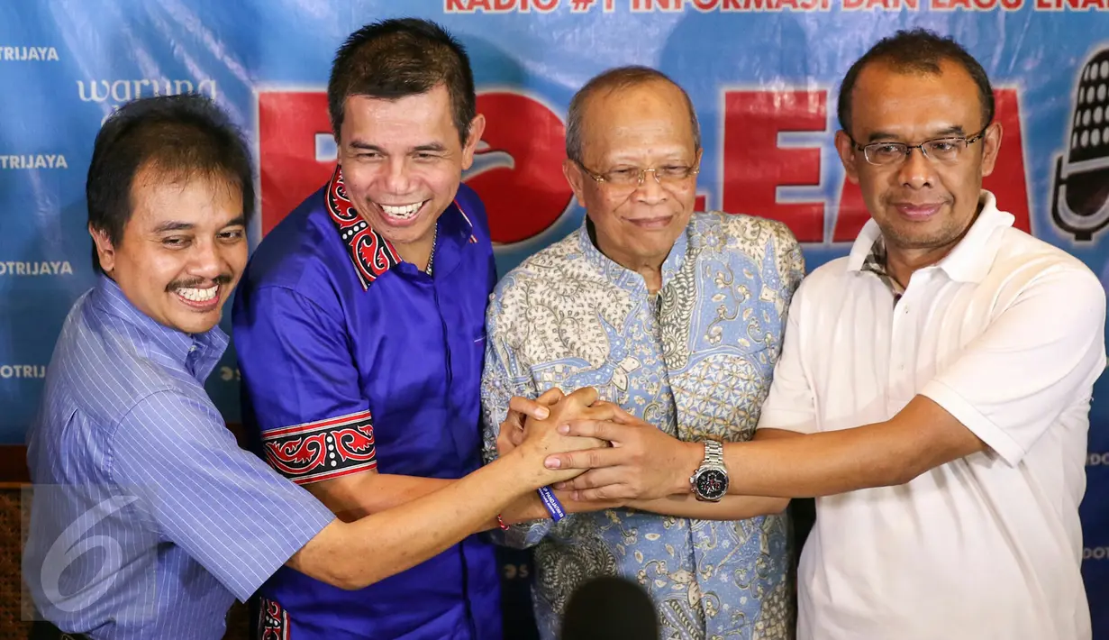 Sejumlah pembicara berjabat tangan seusai acara diskusi "Alangkah Lucunya Sepak Bola Kita" di Jakarta, Sabtu (27/2). Kemenpora mengaku serius ingin mencabut pembekuan terhadap PSSI. (Liputan6.com/Yoppy Renato)