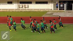 Pemain timnas Indonesia berlari jelang melakukan latihan seleksi di Stadion Pakansari, Kab Bogor, Selasa (9/8). Stadion ini menggunakan rumput jenis bermuda untuk area lapangan hijau dengan kapasitas 31.000 penonton. (Liputan6.com/Helmi Fithriansyah)